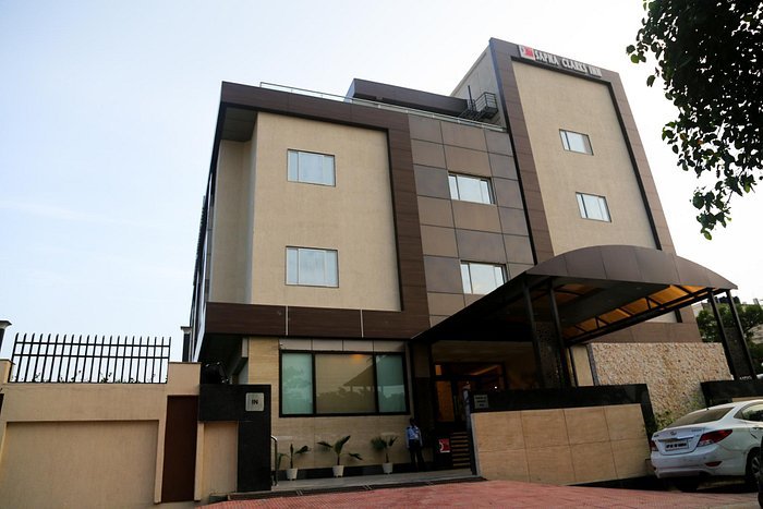SAPNA CLARKS INN, NEAR HAZRATGANJ